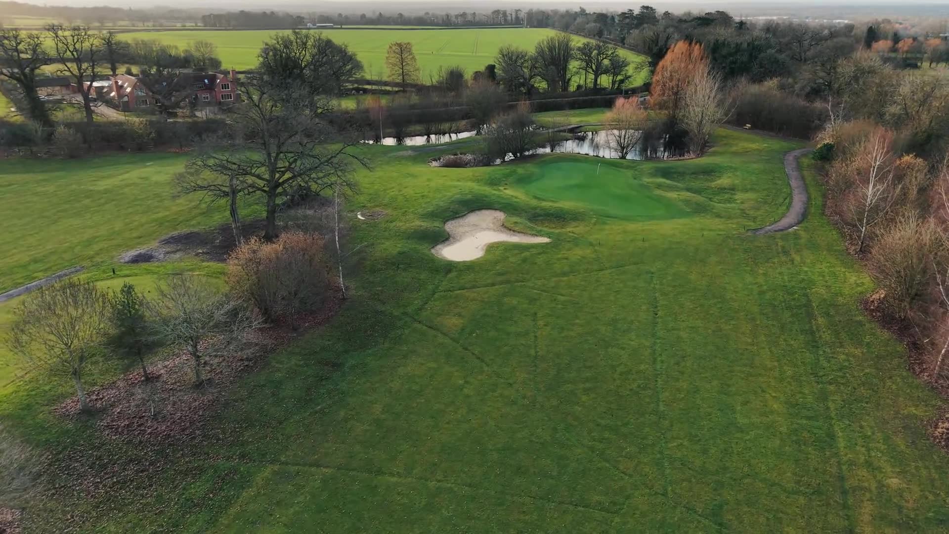 Un joueur sur un parcours de golf verdoyant